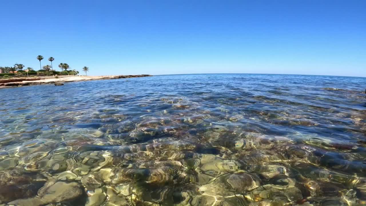 水下片段，在雷斯罗特斯海岸浮潜，在圣安东尼奥卡波海洋自然保护区，包括一个海洋渔业保护区德尼亚阿利坎特西班牙。视频素材