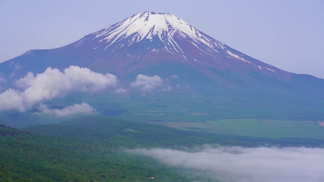 富士山隐藏在雾中视频素材