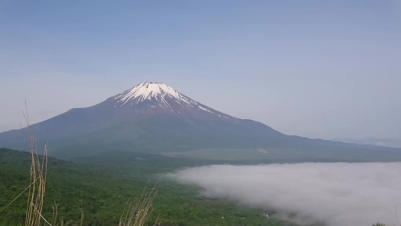 富士山隐藏在雾中视频素材