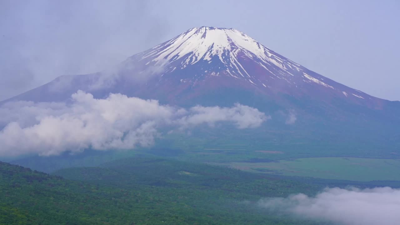 富士山隐藏在雾中视频素材