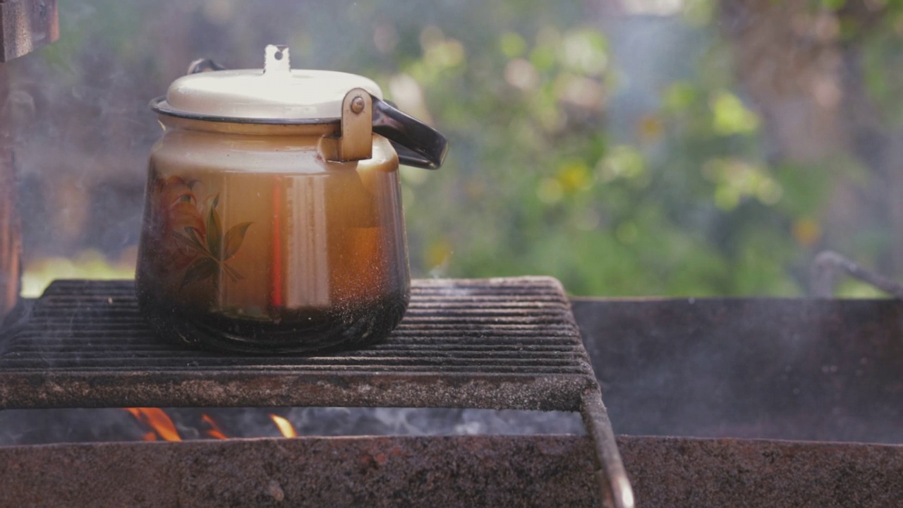 在露营地的营火上煮茶用的壶视频素材