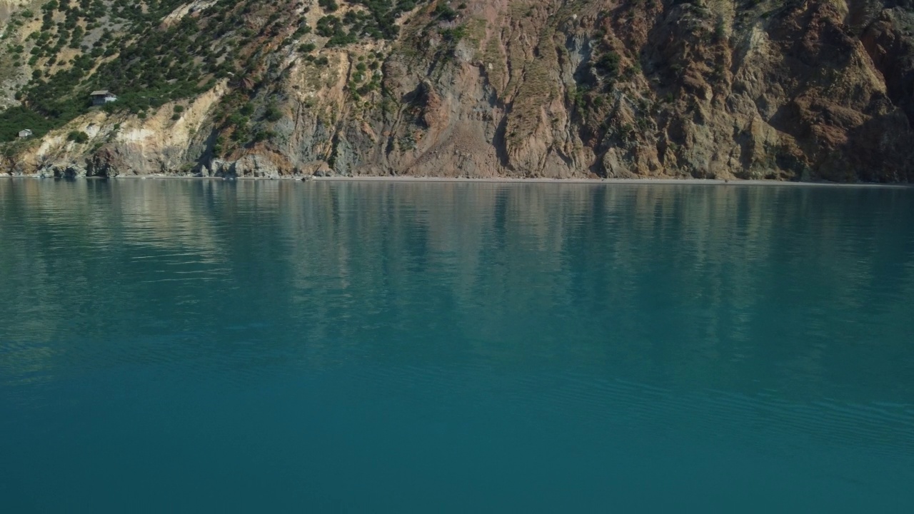 在平静海面上的空中游艇。豪华邮轮旅行。从上面看白色的船在深蓝色的水。游艇在海上航行的鸟瞰图。夏季豪华船之旅视频素材