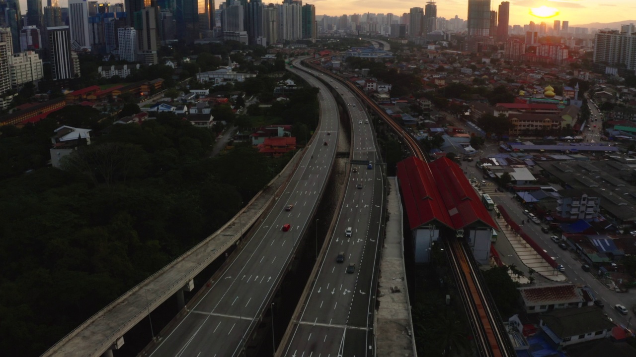 黄昏时分吉隆坡城市和高速公路的鸟瞰图视频素材