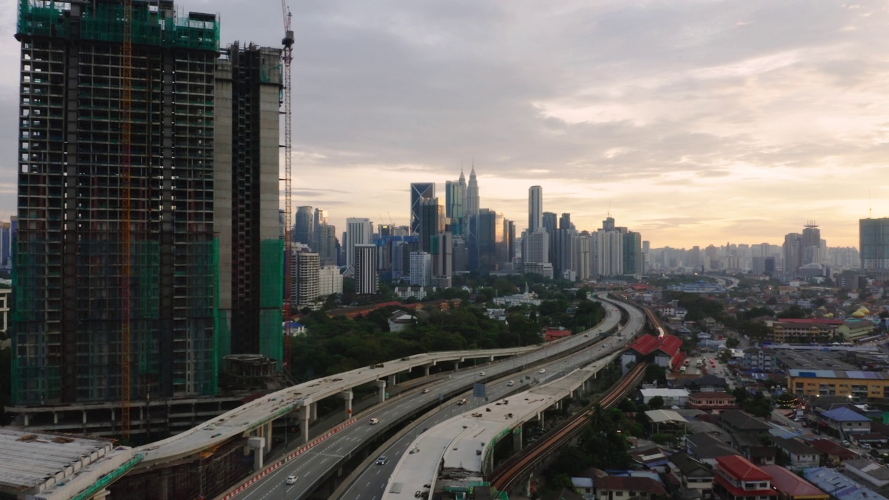 黄昏时分吉隆坡城市和高速公路的鸟瞰图视频素材