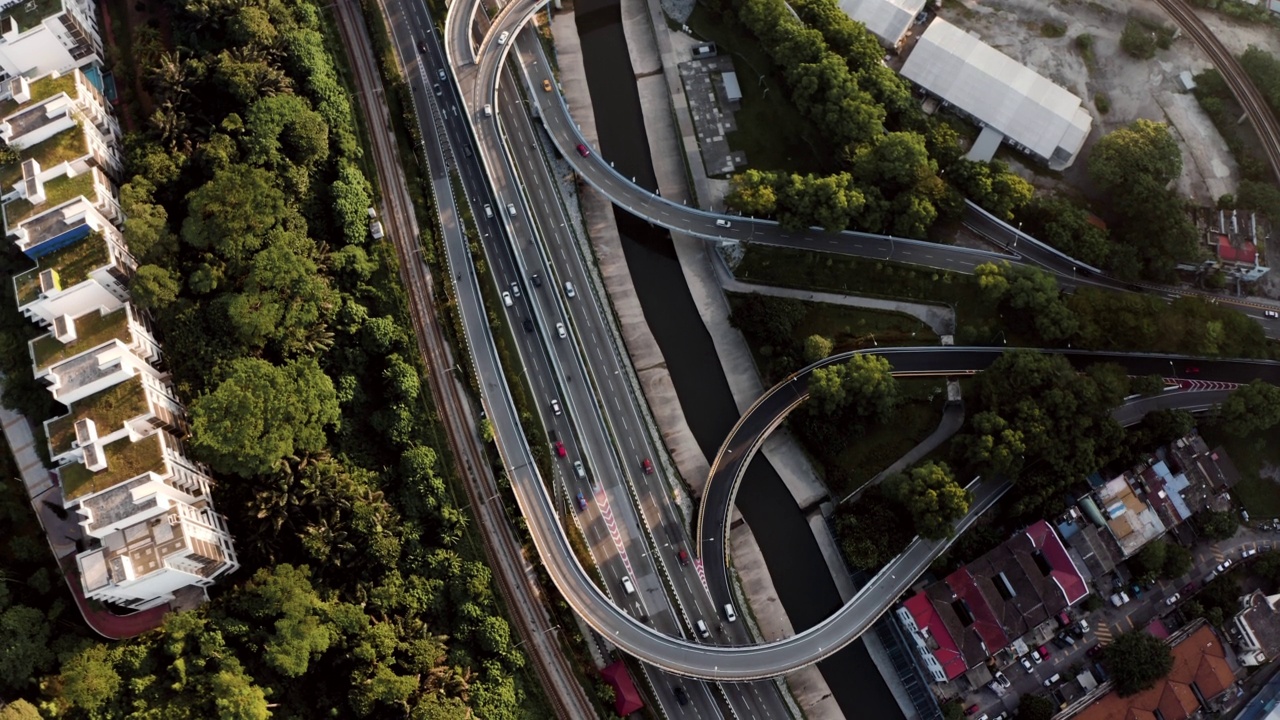 吉隆坡交通十字路口的俯视鸟瞰图视频素材