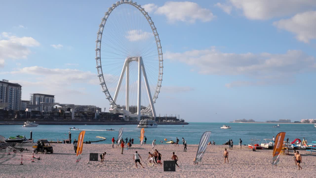 美丽的迪拜之眼或朱美拉海滩上的Ain Dubai摩天轮。视频素材