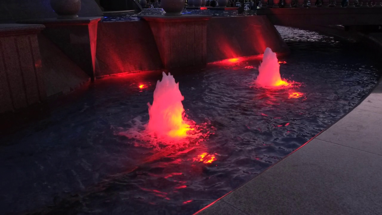 彩水跳舞喷泉在晚上。视频素材