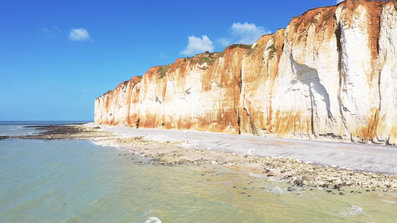 巨大的白垩悬崖在Fécamps附近的海岸，欧洲，法国，诺曼底，塞纳海事，在夏天，阳光明媚的一天。视频素材