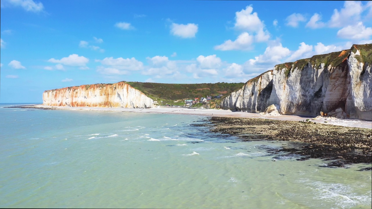 Les Petites dales by英吉利海峡，欧洲，法国，诺曼底，塞纳海事，在夏天，阳光明媚的一天。视频素材