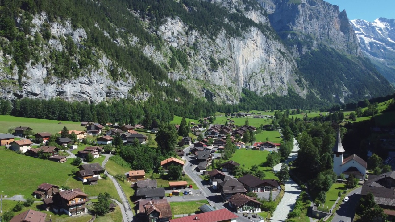 欧洲，瑞士Lauterbrunnen，有著名的教堂和夏天的Staubbach瀑布视频素材