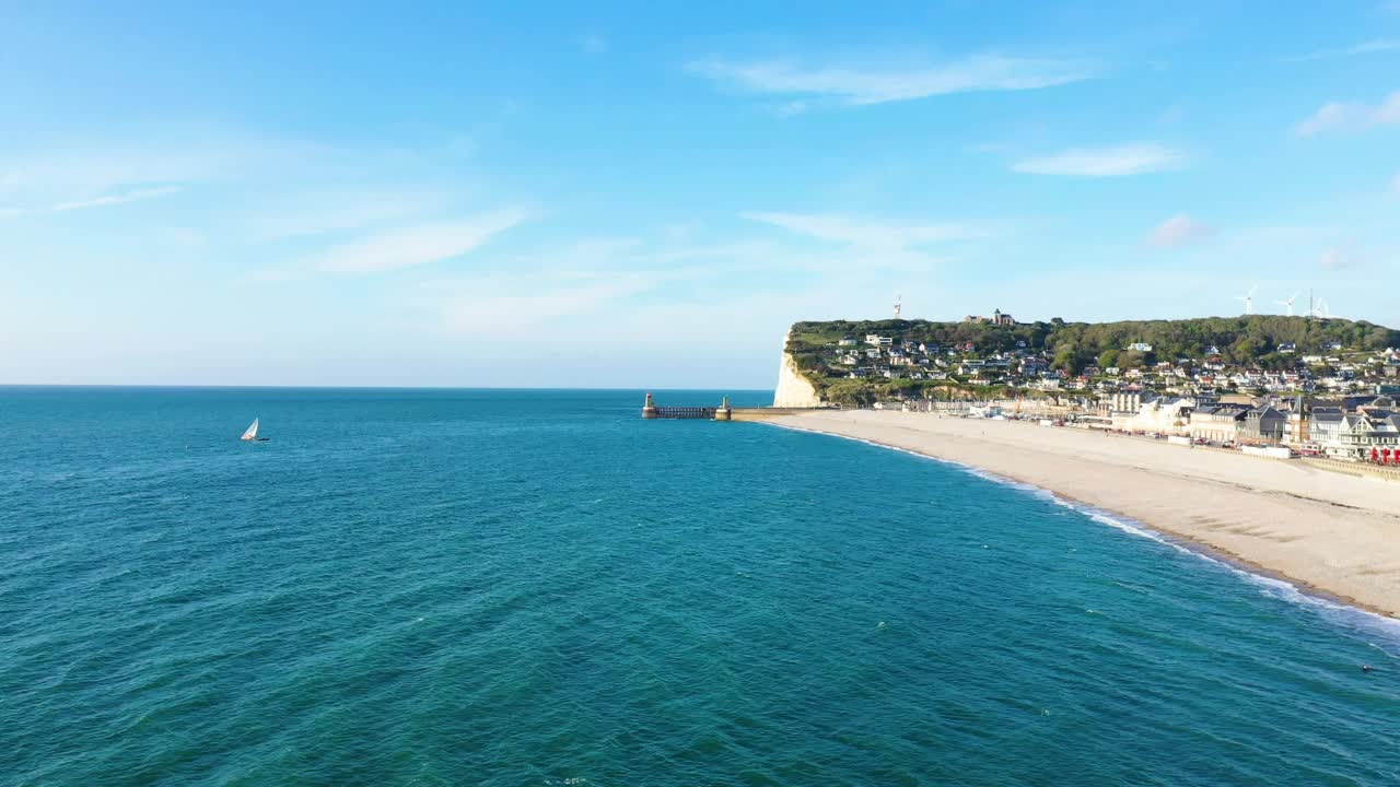 Fécamp城和它的卵石滩，欧洲，法国，诺曼底，塞纳海事，在夏天，阳光明媚的一天。视频素材