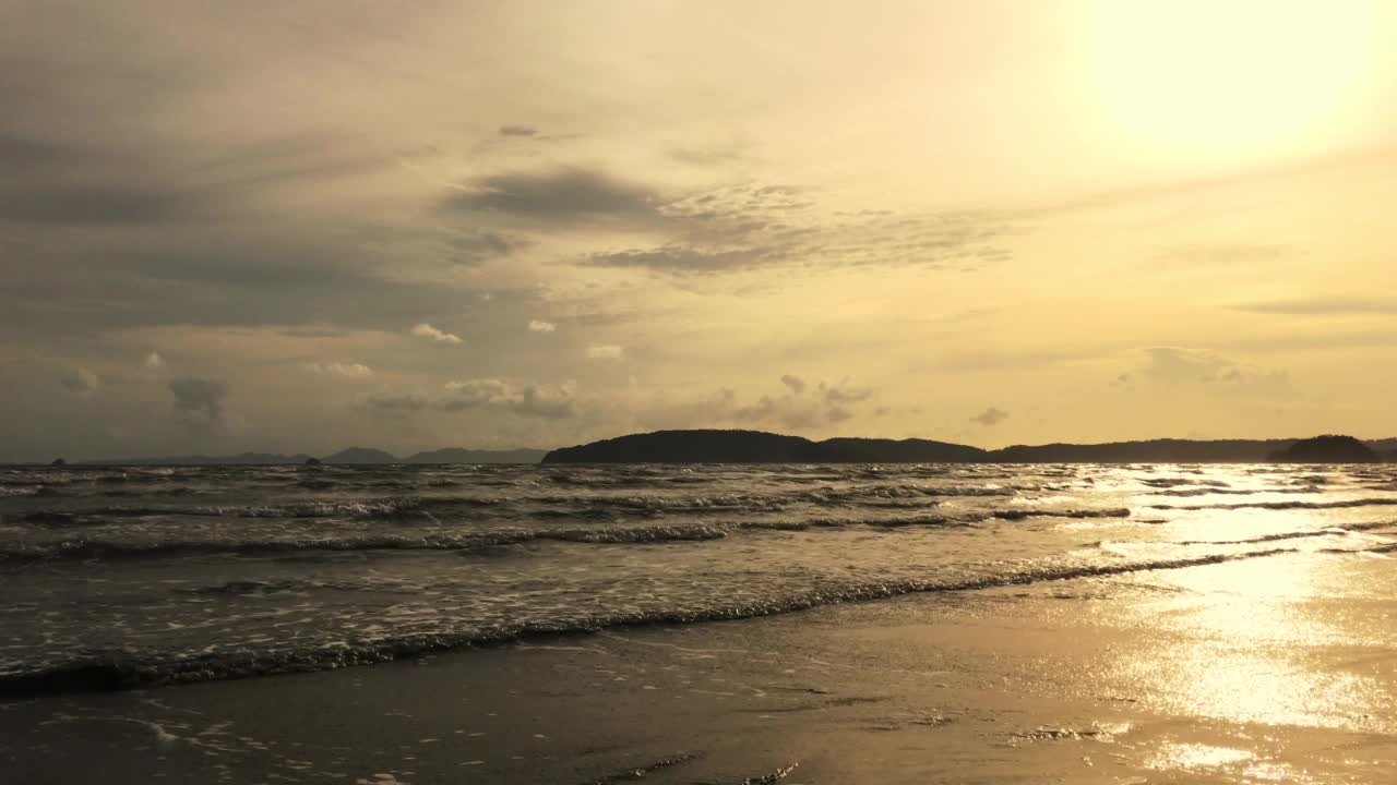 在海滩上，以云为背景的多彩的天空阳光，视频素材