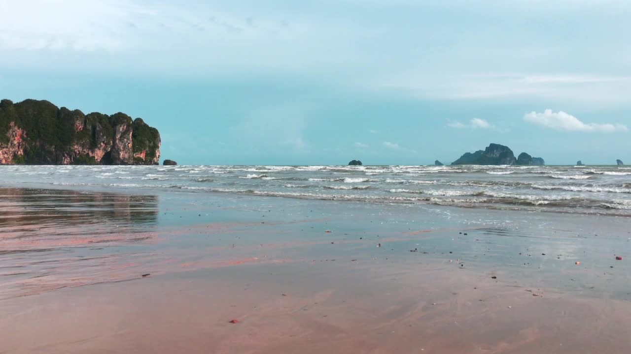 在海滩上，以云为背景的多彩的天空阳光，视频素材