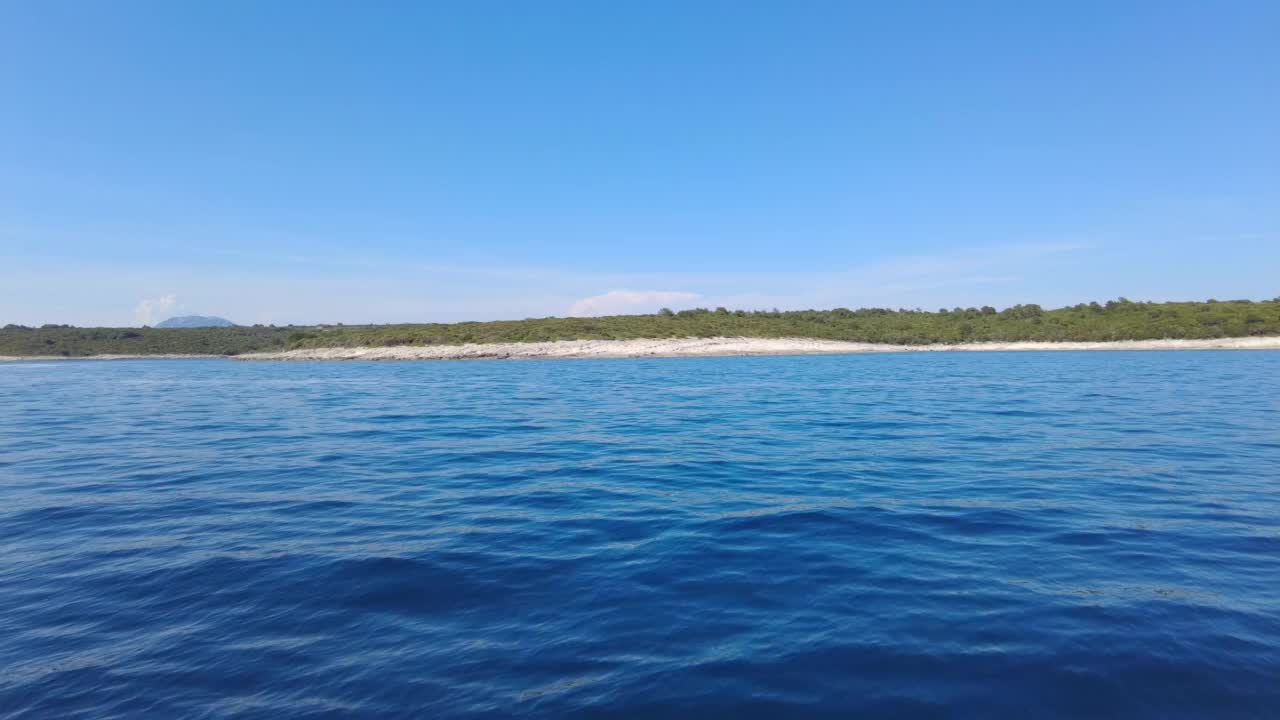 夏天在克罗地亚海岸的帆船视频素材