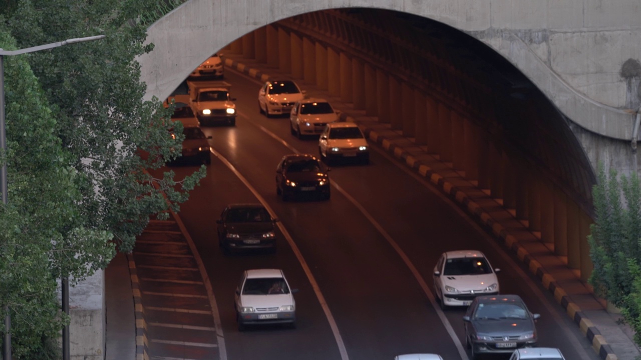 从公路隧道中开出的汽车视频素材