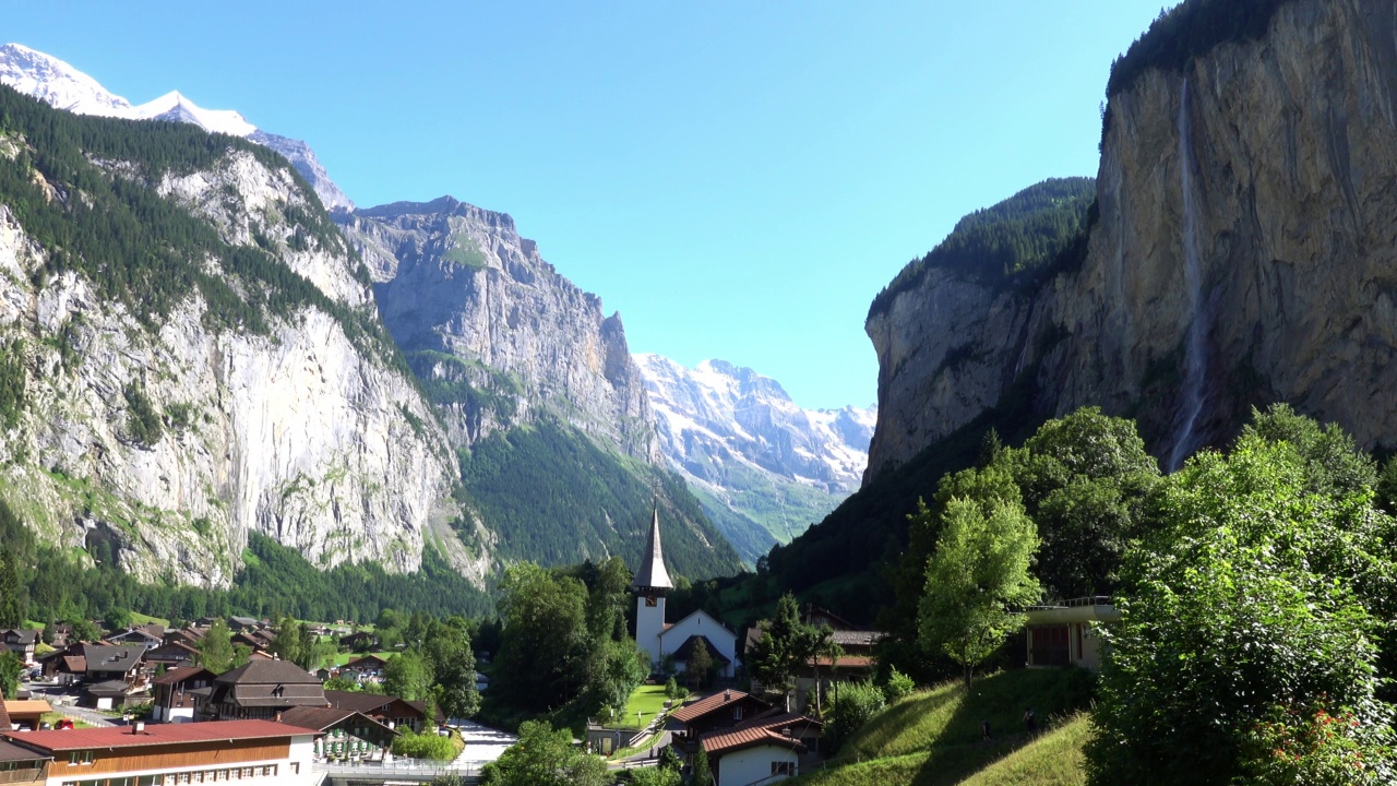 欧洲，瑞士Lauterbrunnen，有著名的教堂和夏天的Staubbach瀑布视频素材