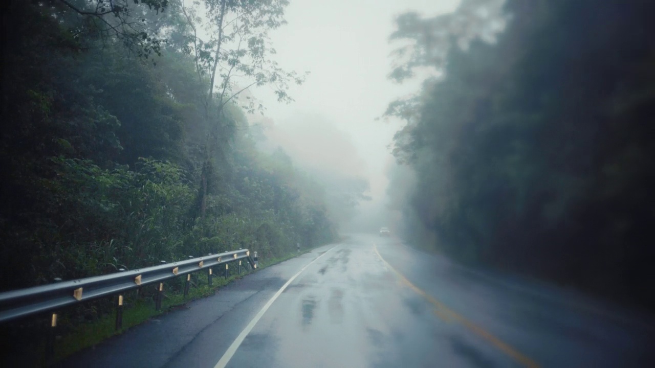 在大雨中开车自驾游视频素材