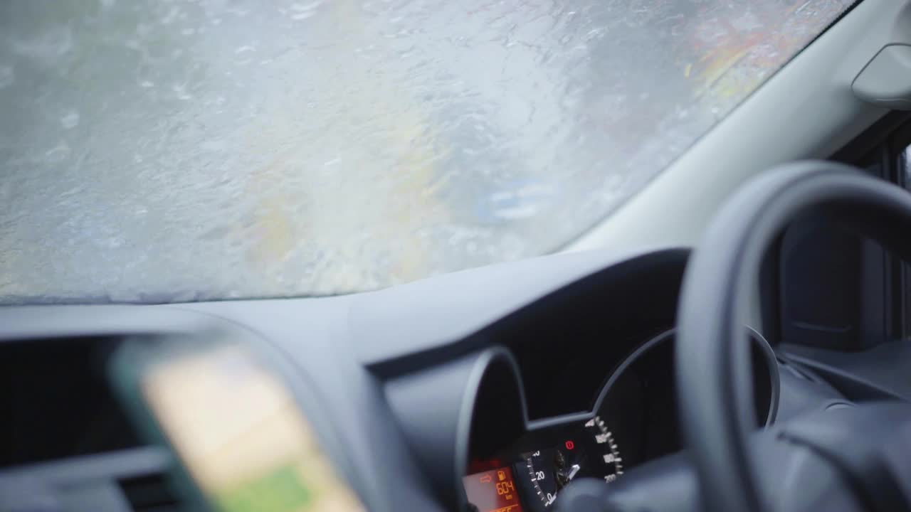 在大雨中开车自驾游视频素材