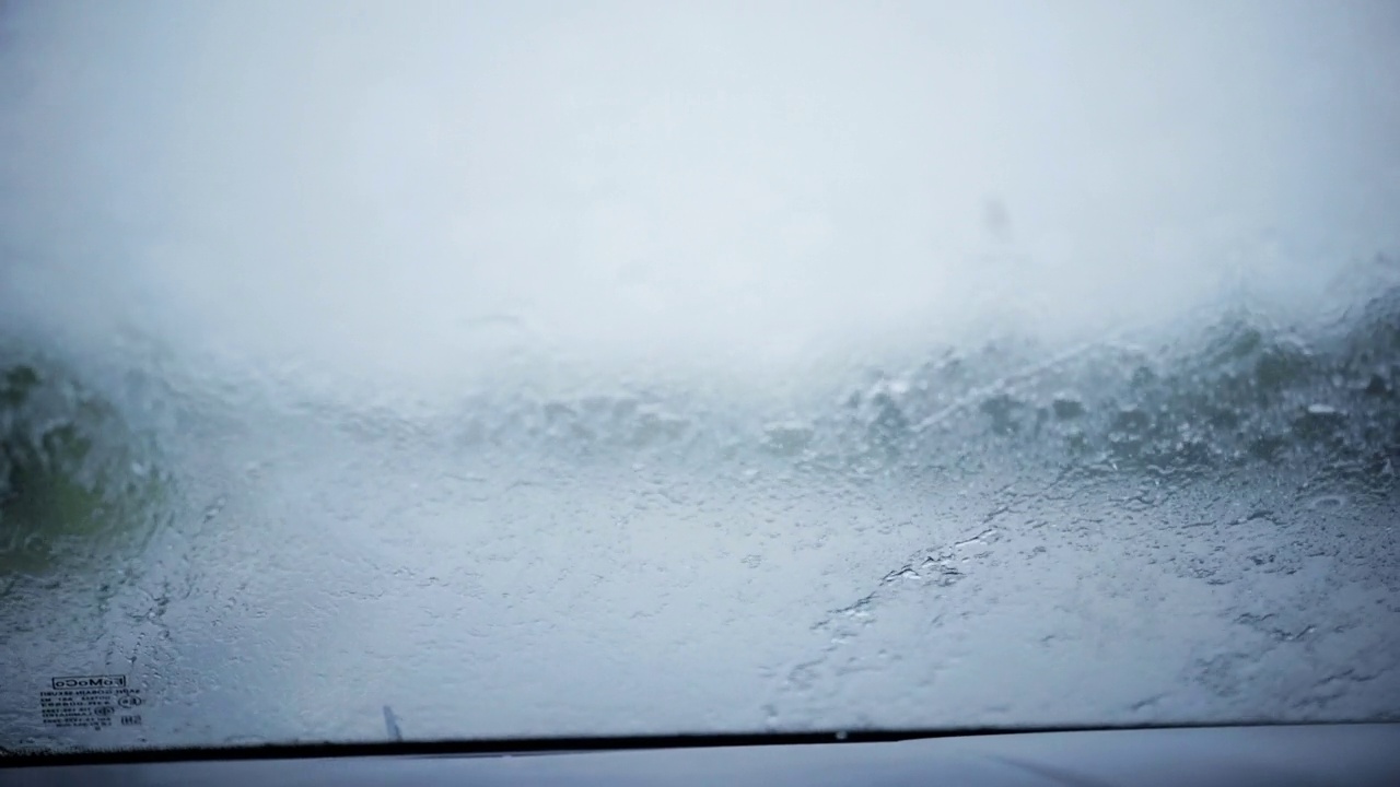 在大雨中开车自驾游视频素材