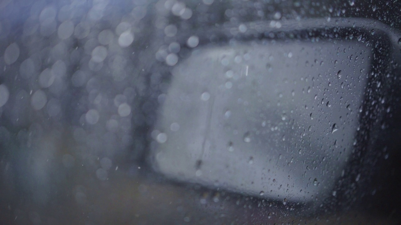 侧视镜上的雨滴视频素材