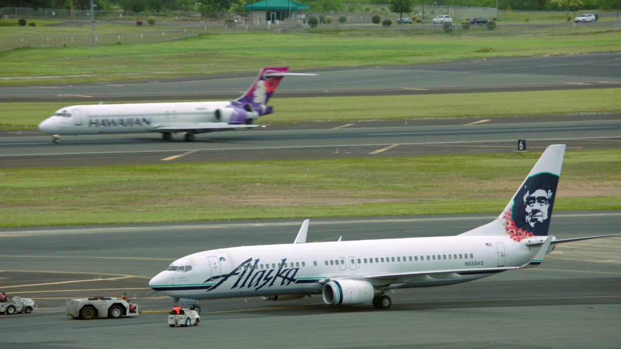 阿拉斯加航空公司波音737在夏威夷檀香山滑行视频素材