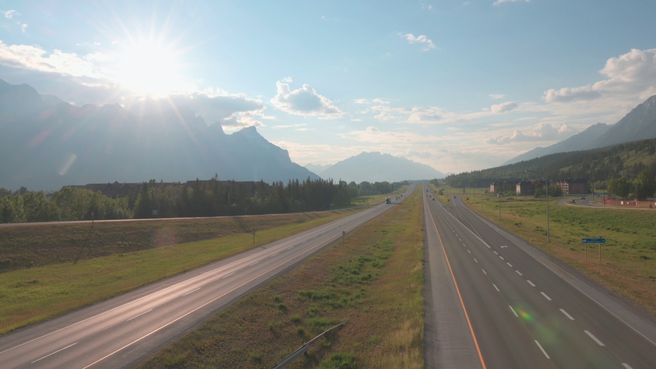 傍晚山间高速公路的风景视频素材