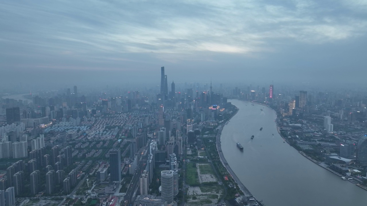 无人机在日落时拍摄的史诗般的城市景观视频素材