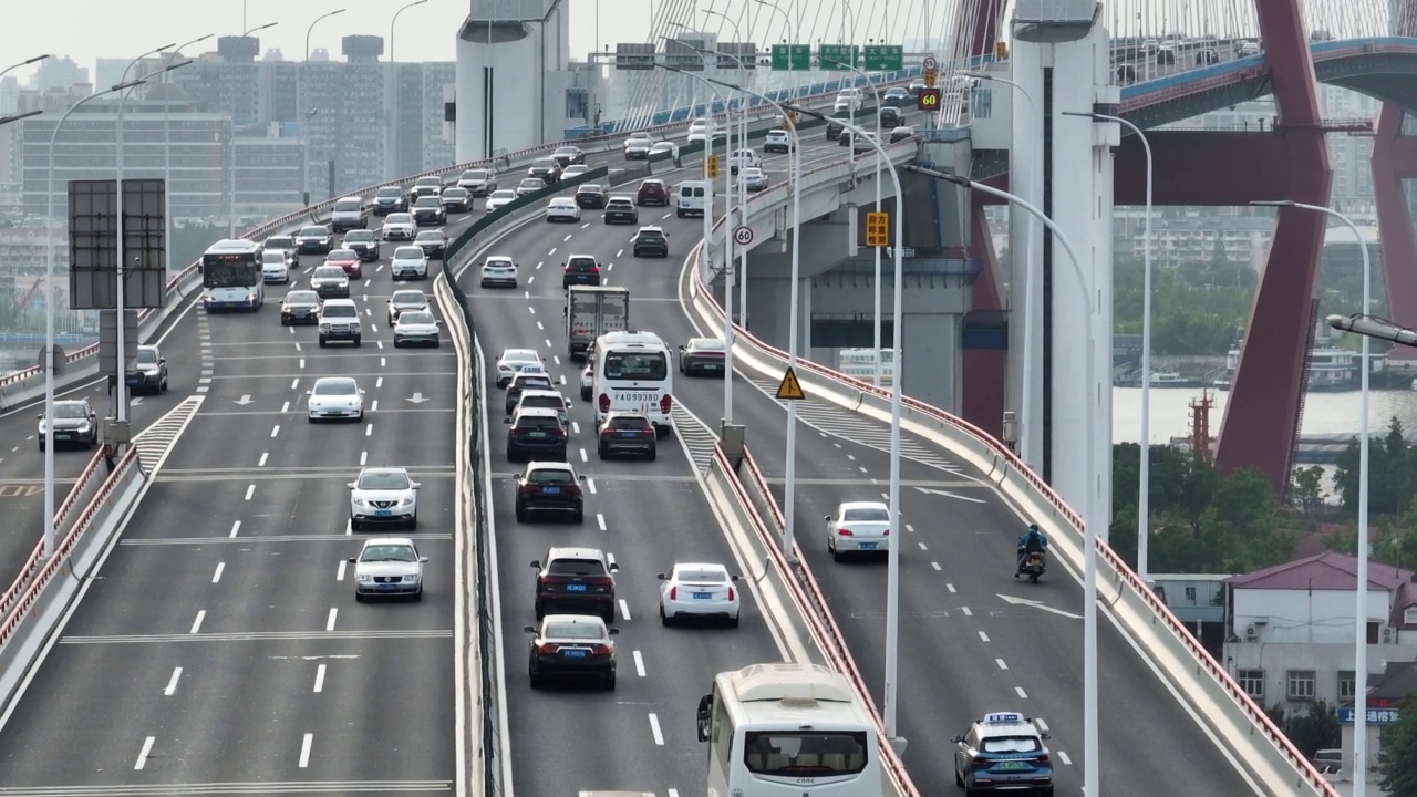 无人机航拍的高速公路和拥挤的交通高峰时间视频素材