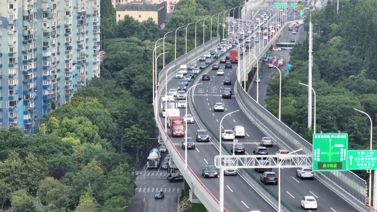 无人机航拍的高速公路和拥挤的交通高峰时间视频素材