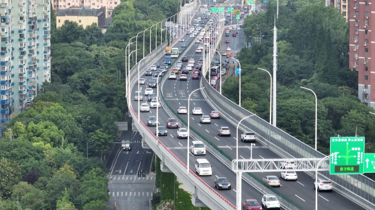 无人机航拍的高速公路和拥挤的交通高峰时间视频素材