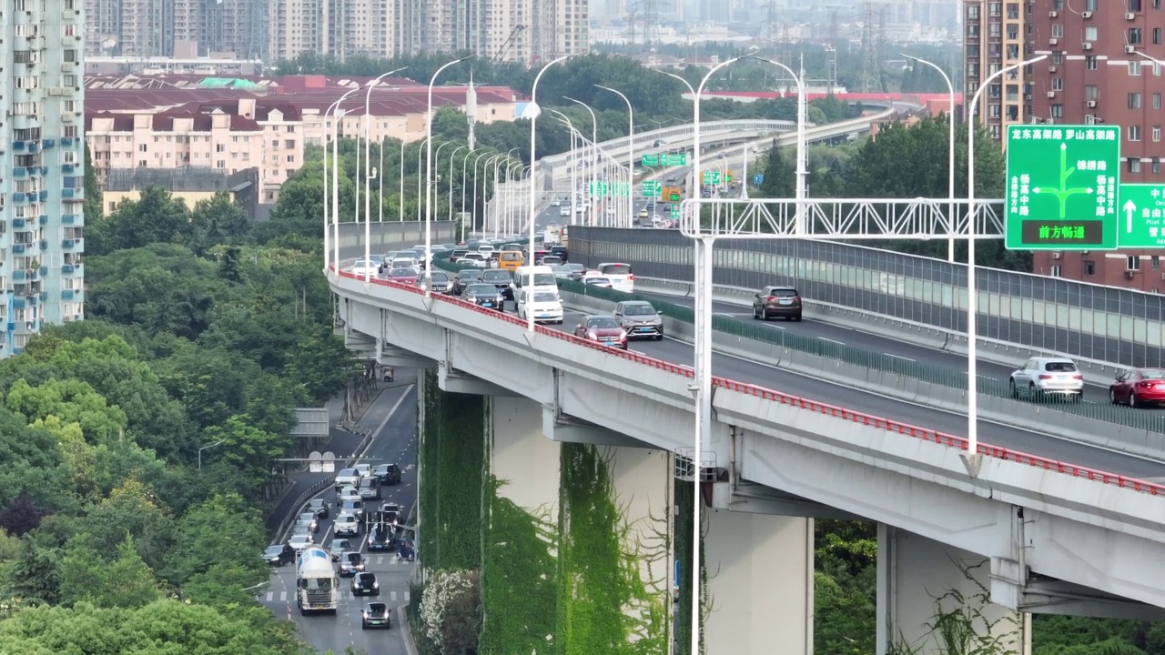 无人机航拍的高速公路和拥挤的交通高峰时间视频素材