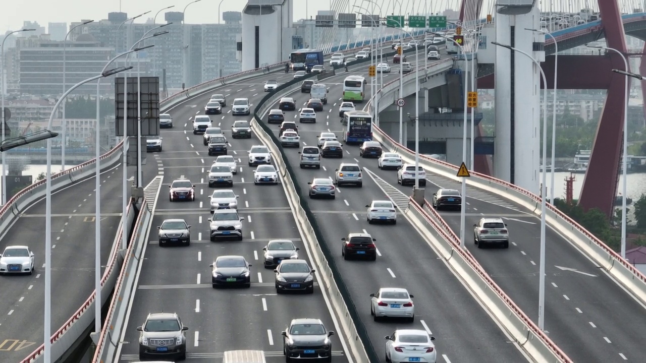 无人机航拍的高速公路和拥挤的交通高峰时间视频素材