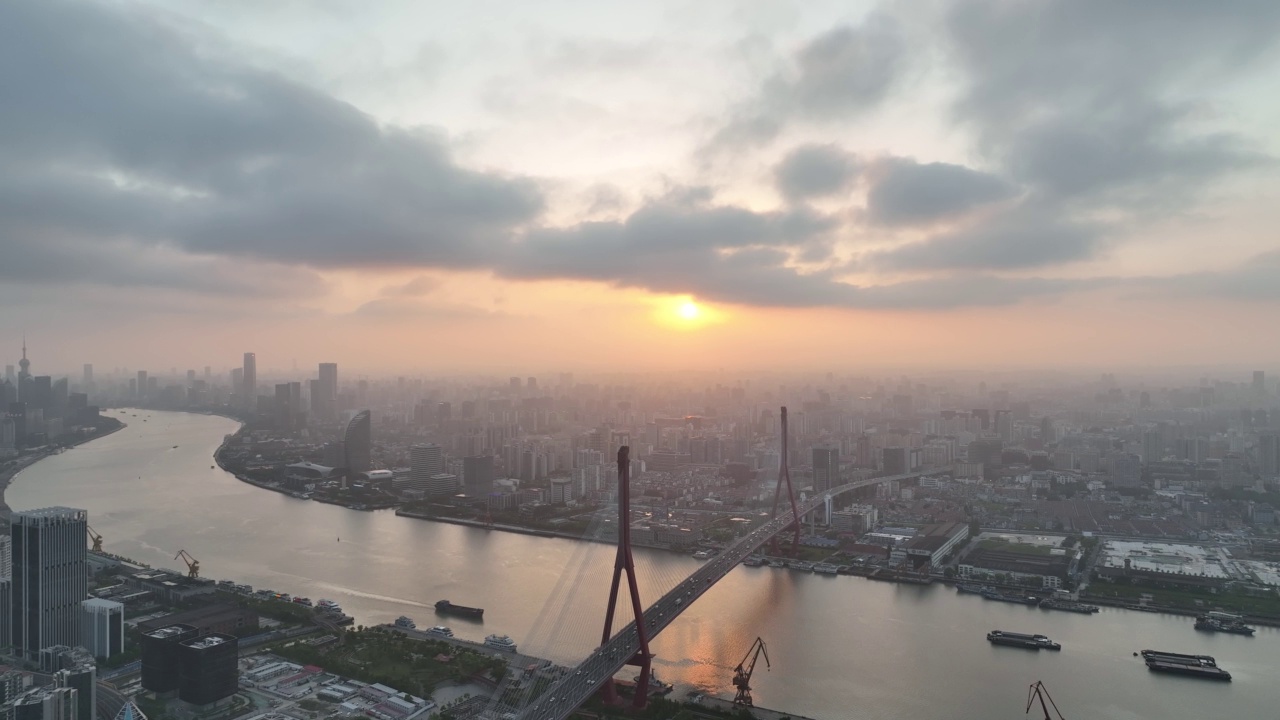 黄昏时分的无人机鸟瞰城市，夕阳下的大片建筑视频素材