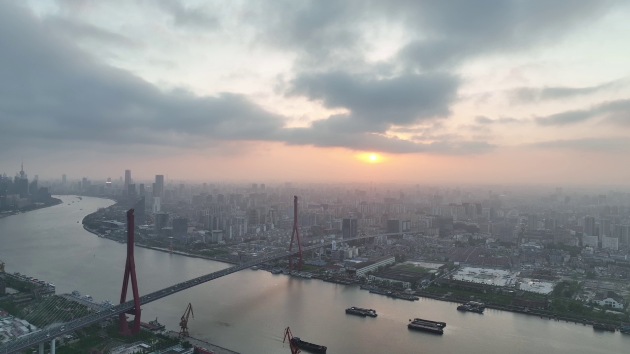 黄昏时分的无人机鸟瞰城市，夕阳下的大片建筑视频素材