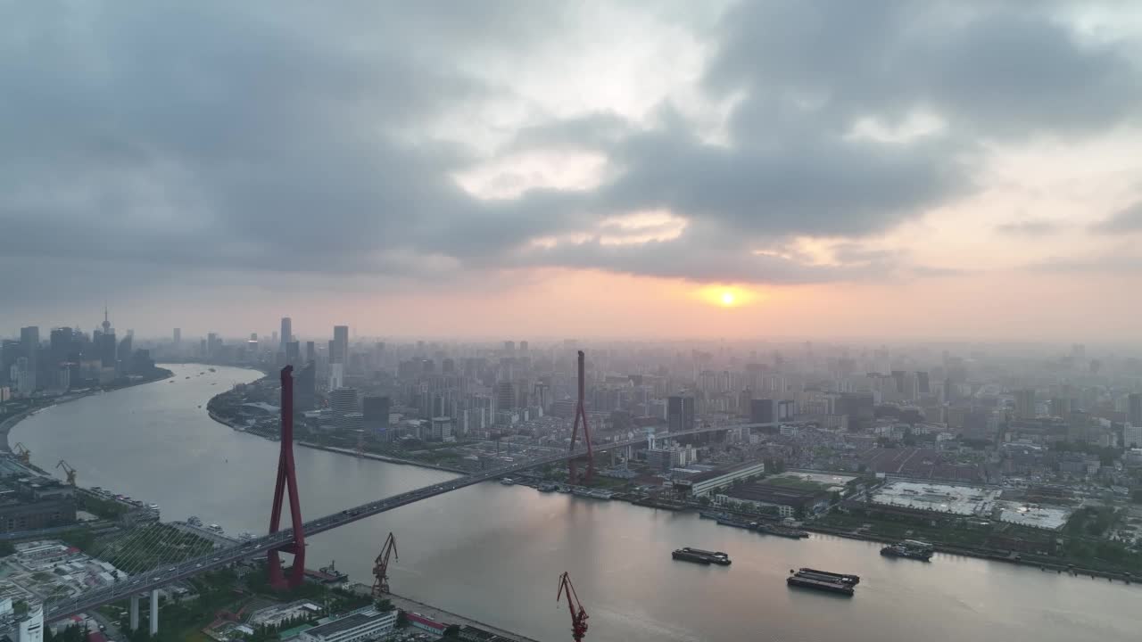 黄昏时分的无人机鸟瞰城市，夕阳下的大片建筑视频素材