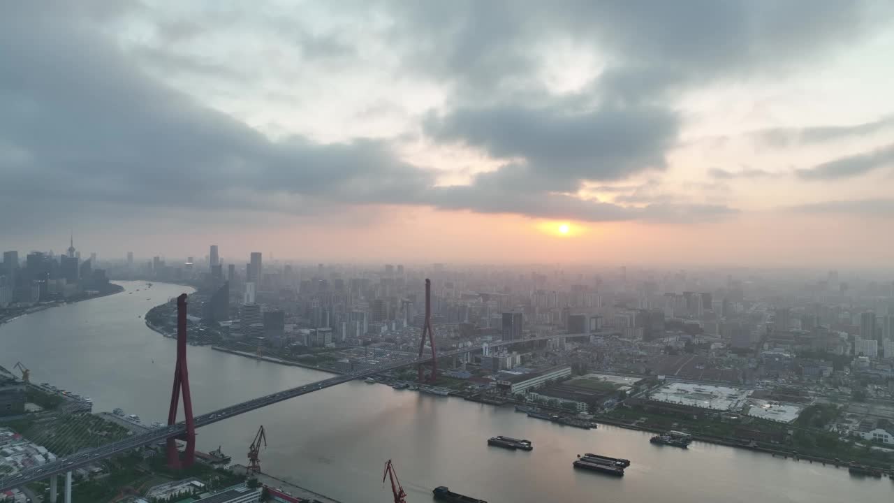 黄昏时分的无人机鸟瞰城市，夕阳下的大片建筑视频素材