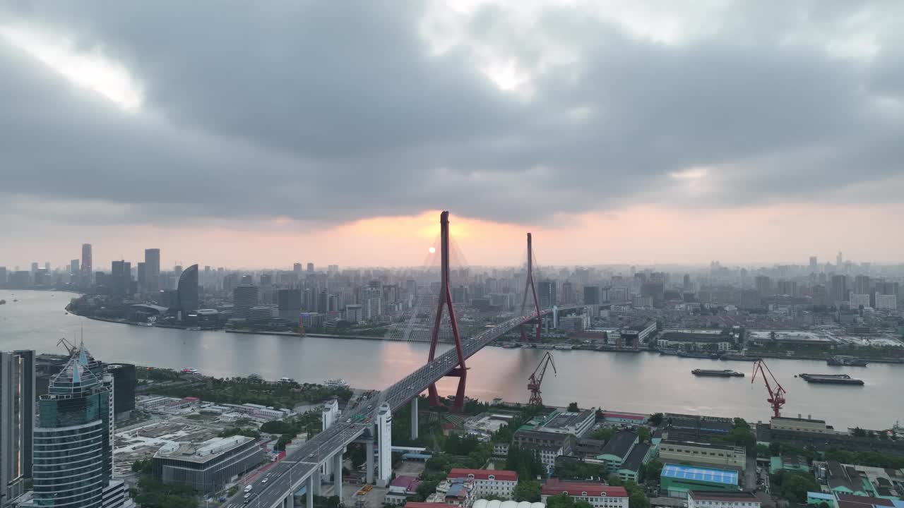 黄昏时分的无人机鸟瞰城市，夕阳下的大片建筑视频素材