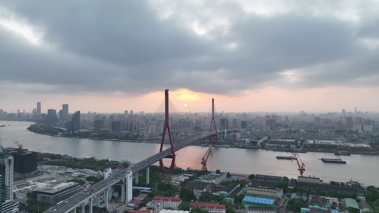 黄昏时分的无人机鸟瞰城市，夕阳下的大片建筑视频素材