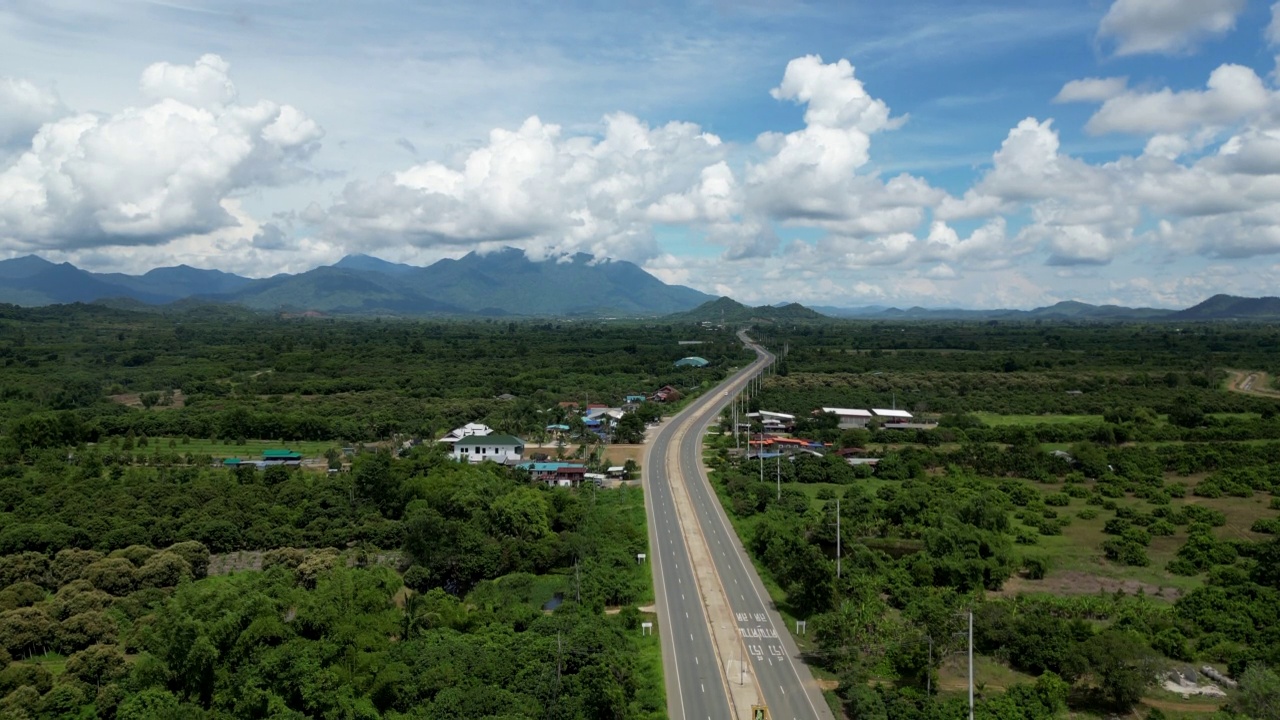 鸟瞰山景和乡村公路视频素材