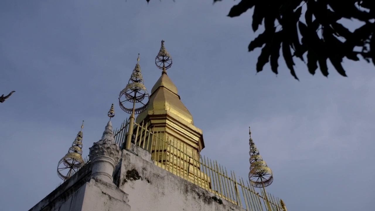 老挝琅勃拉邦富寺金塔视频素材