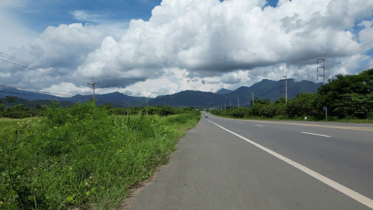 鸟瞰山景和乡村公路视频素材