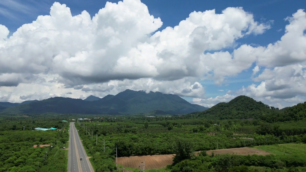 鸟瞰山景和乡村公路视频素材