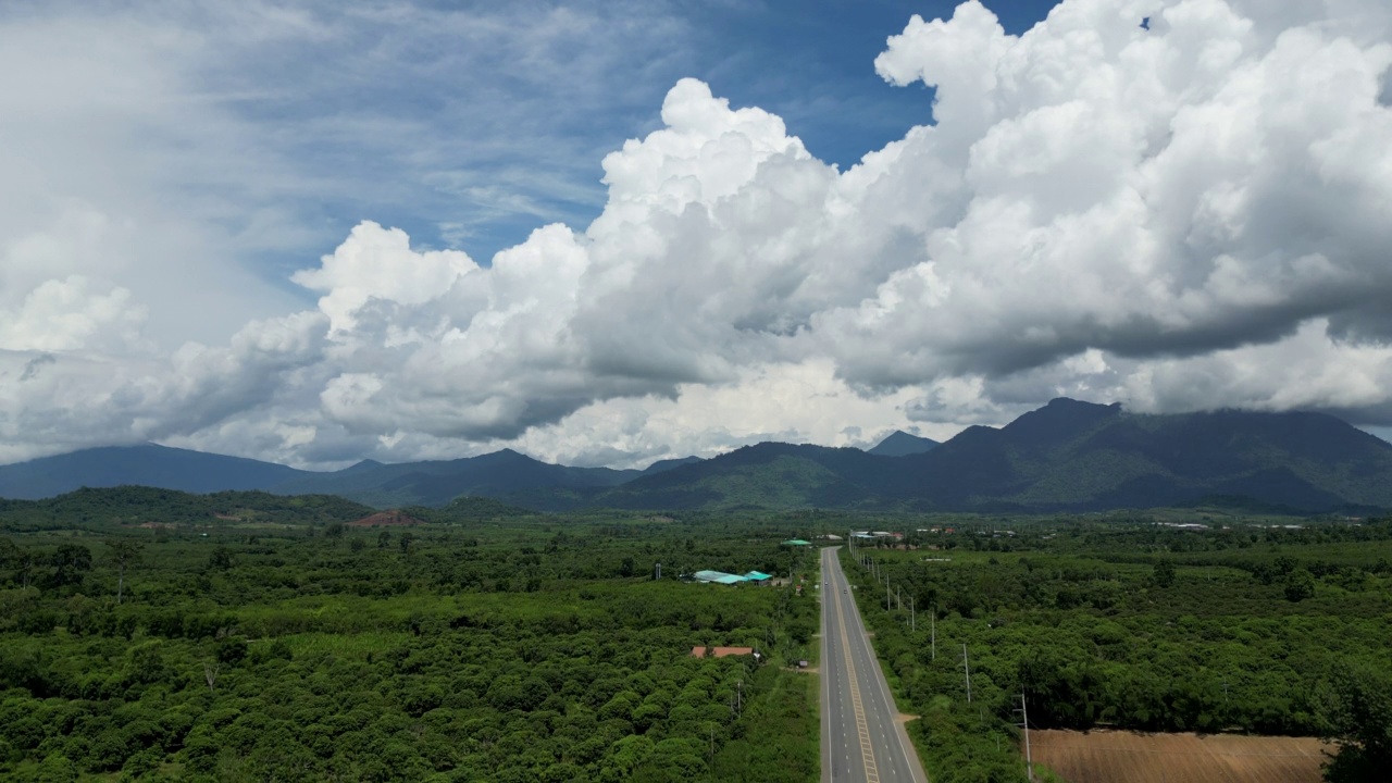 鸟瞰山景和乡村公路视频素材