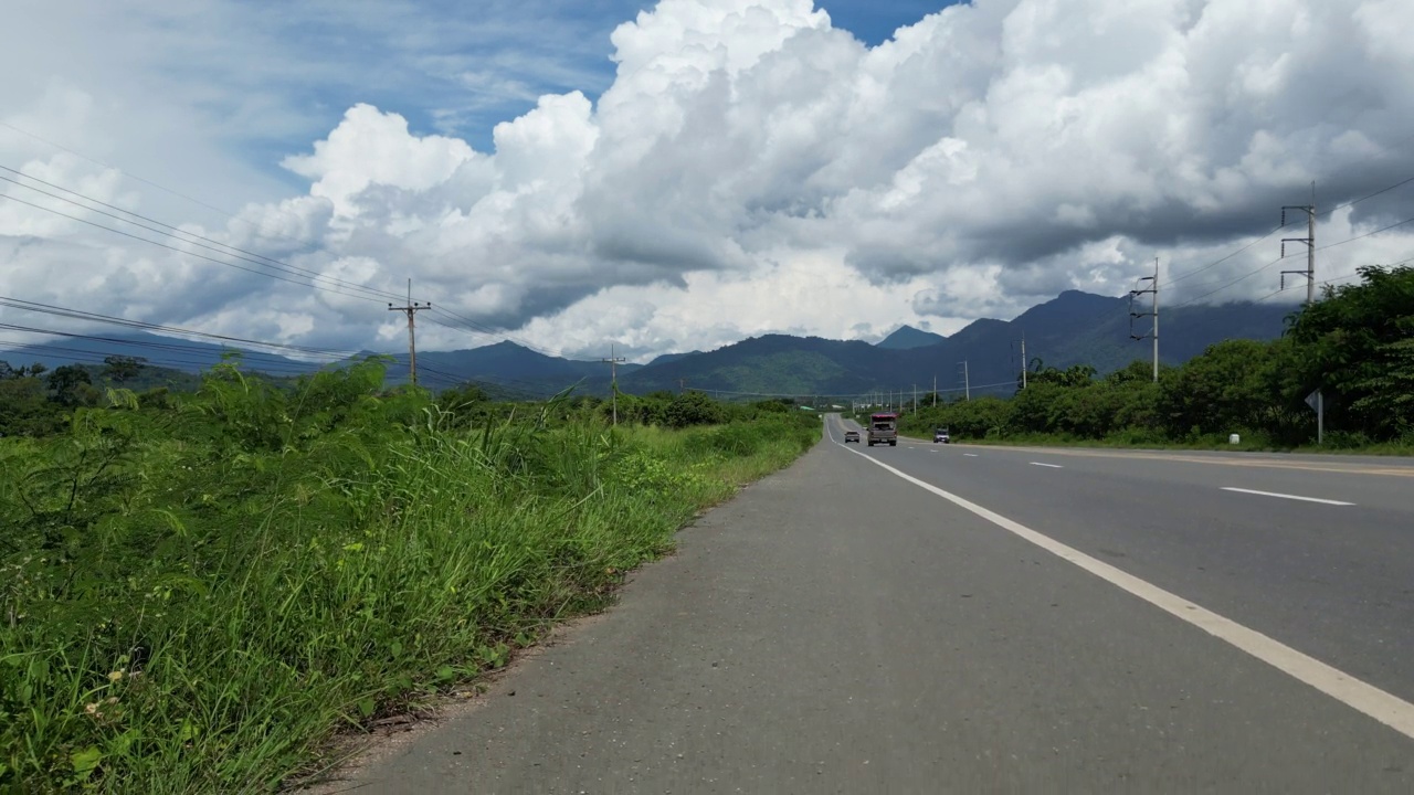 鸟瞰山景和乡村公路视频素材