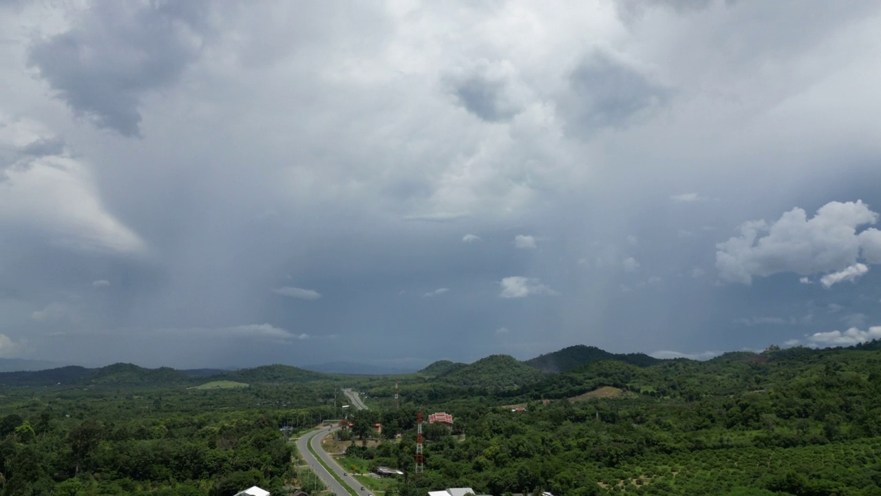 鸟瞰山景和乡村公路视频素材