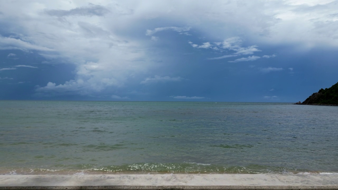 海滩、大海和海浪正慢慢地拍打着海岸。视频素材