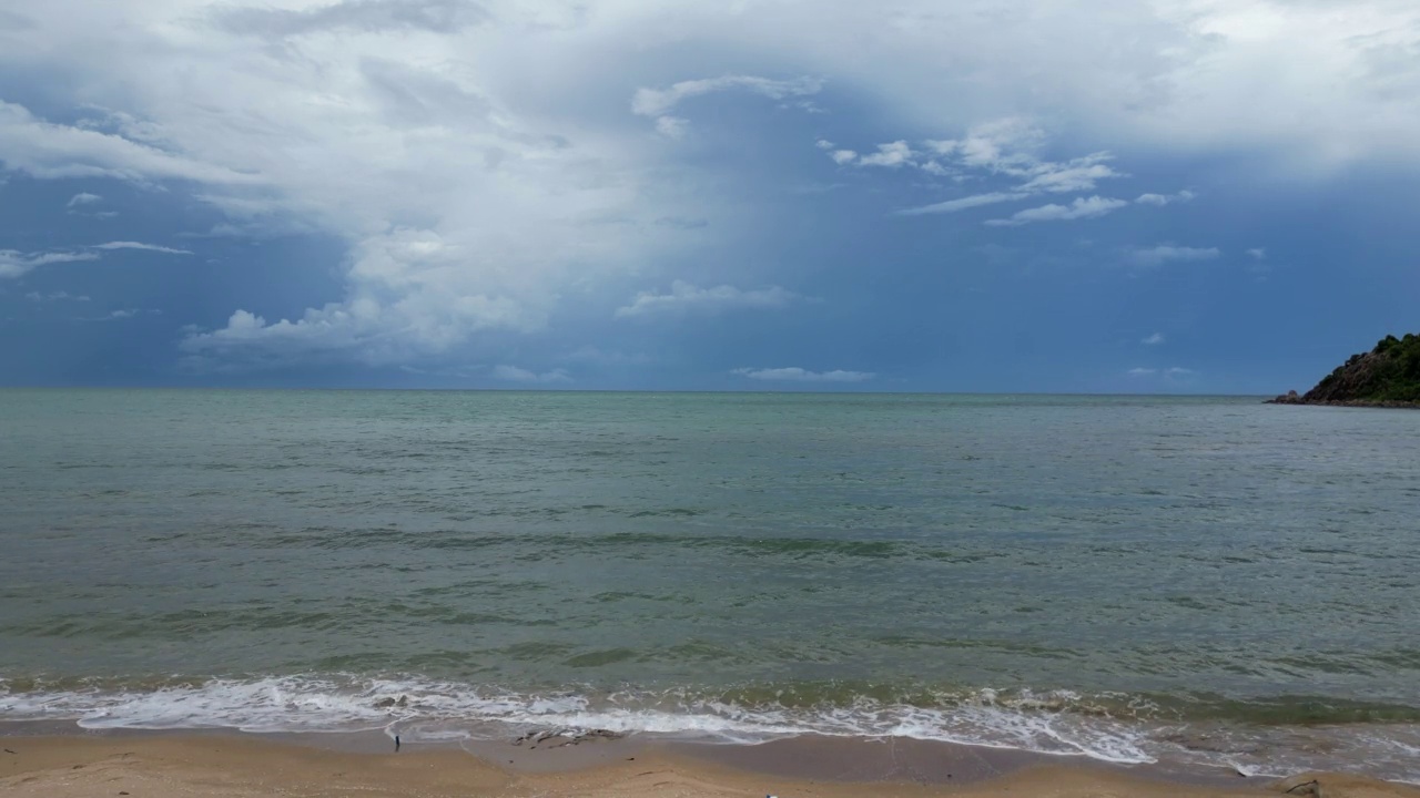 海滩、大海和海浪正慢慢地拍打着海岸。视频素材