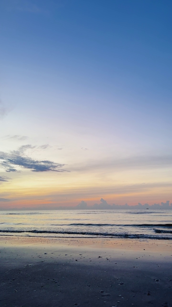 清晨日出，海边有海浪视频素材