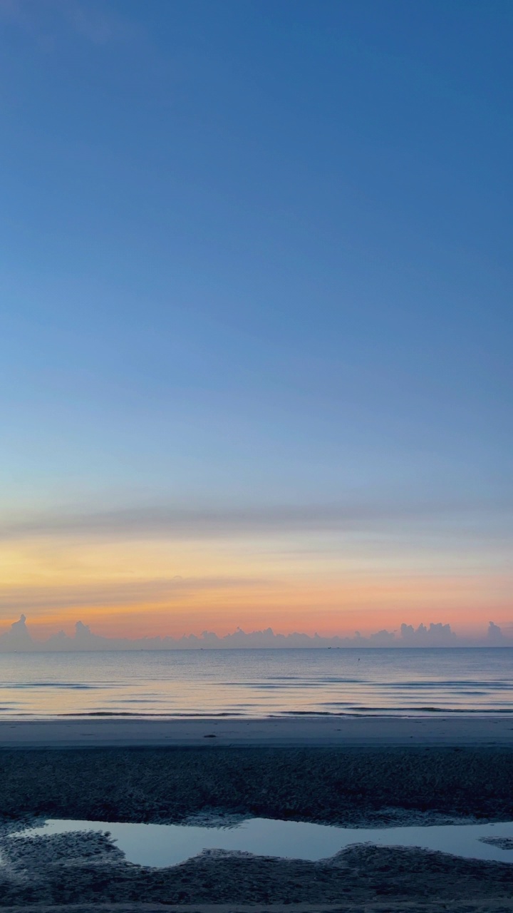 清晨日出，海边有海浪视频素材