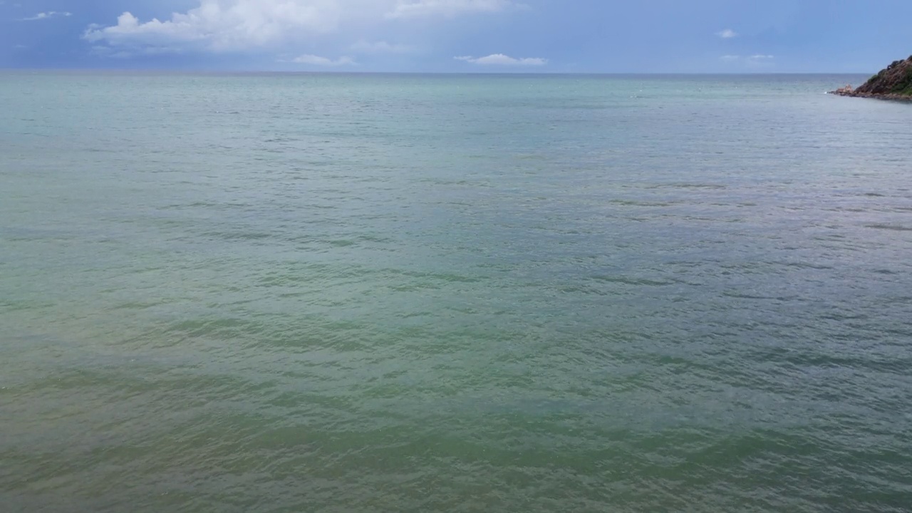 海滩、大海和海浪正慢慢地拍打着海岸。视频素材